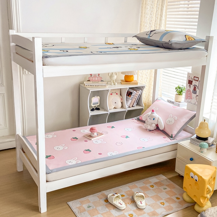 91家纺网 家纺一手货源 找家纺 耐思家纺 2025春夏新款A类冰丝印花凉席空调席学生系列 甜心草莓