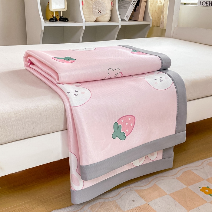 91家纺网 家纺一手货源 找家纺 耐思家纺 2025春夏新款A类冰丝印花凉席空调席学生系列 甜心草莓