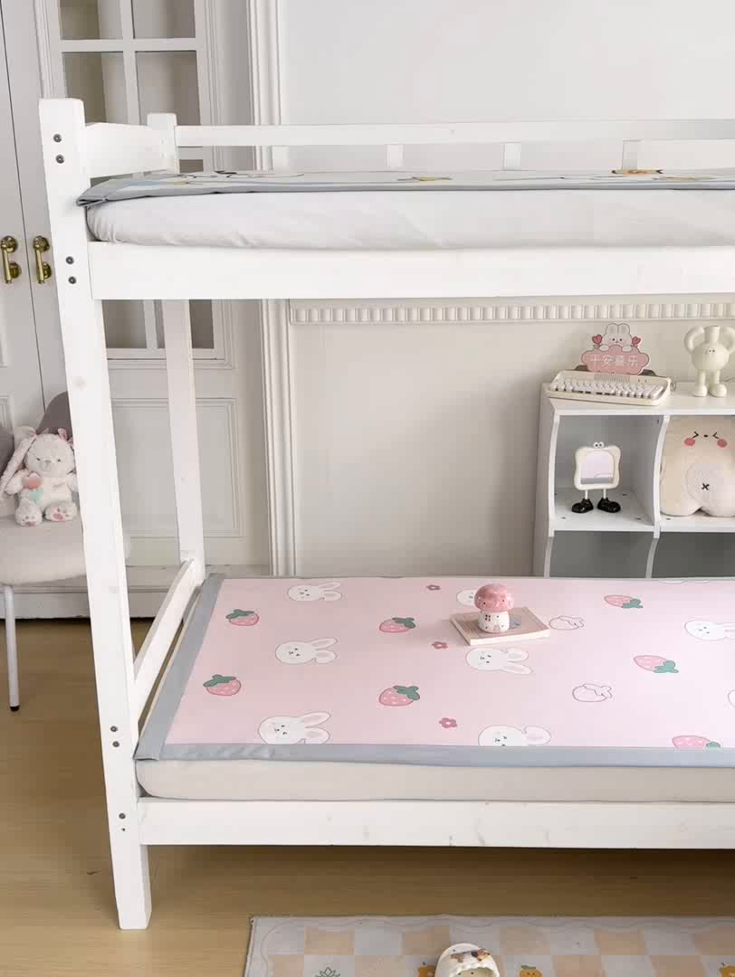 91家纺网 家纺一手货源 找家纺 耐思家纺 2025春夏新款A类冰丝印花凉席空调席学生系列 甜心草莓