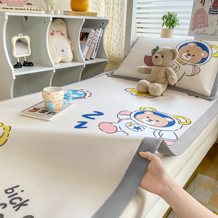 91家纺网 家纺一手货源 找家纺 耐思家纺 2025春夏新款A类冰丝印花凉席空调席学生系列 宇航员