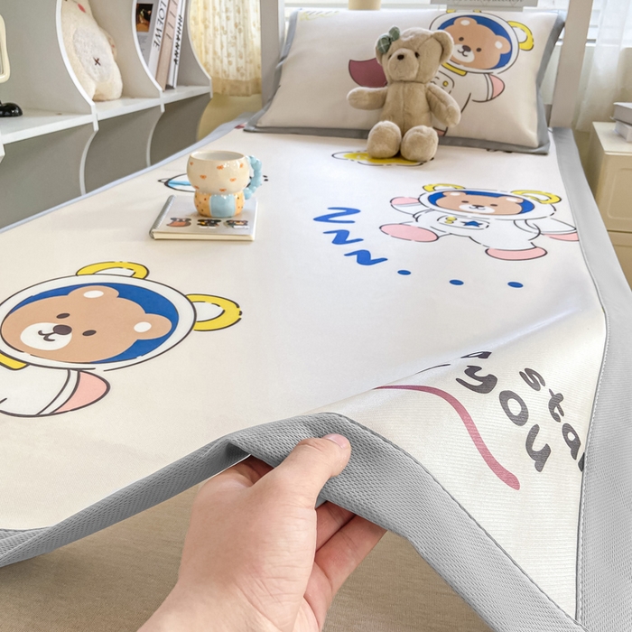 91家纺网 家纺一手货源 找家纺 耐思家纺 2025春夏新款A类冰丝印花凉席空调席学生系列 宇航员