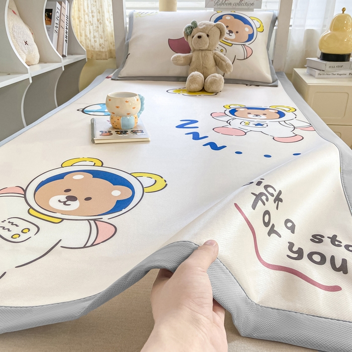 91家纺网 家纺一手货源 找家纺 耐思家纺 2025春夏新款A类冰丝印花凉席空调席学生系列 宇航员