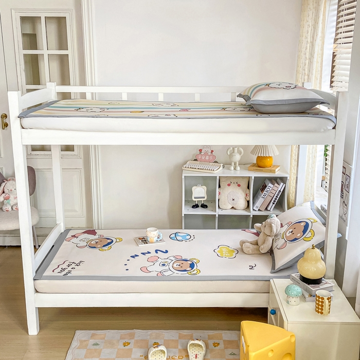 91家纺网 家纺一手货源 找家纺 耐思家纺 2025春夏新款A类冰丝印花凉席空调席学生系列 宇航员