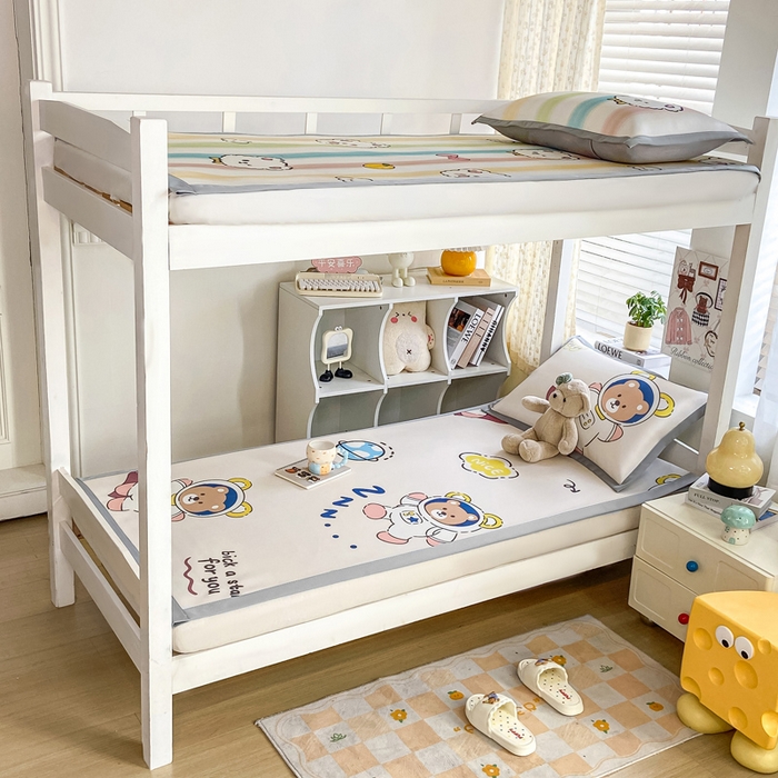 91家纺网 家纺一手货源 找家纺 耐思家纺 2025春夏新款A类冰丝印花凉席空调席学生系列 宇航员