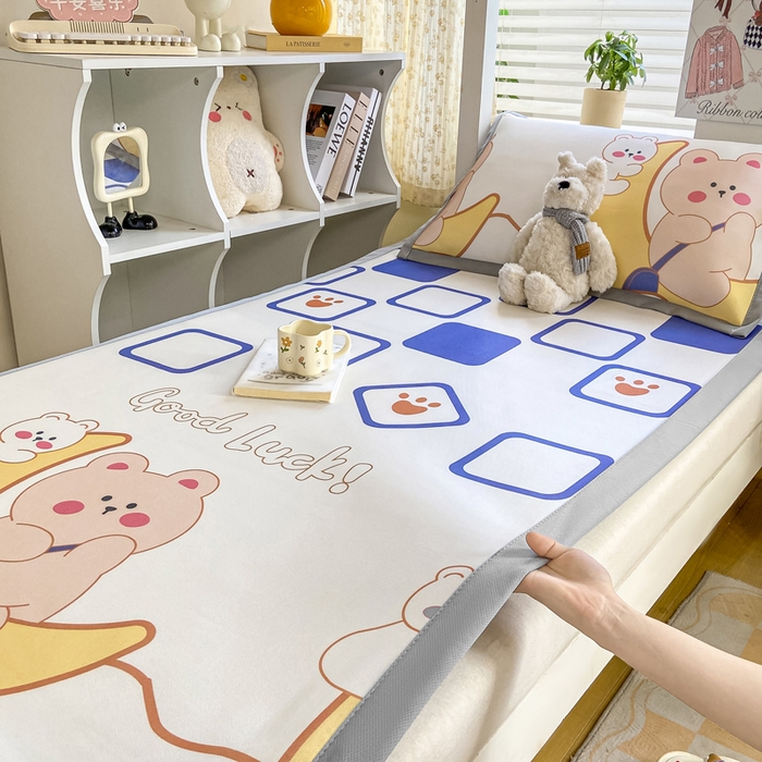 91家纺网 家纺一手货源 找家纺 耐思家纺 2025春夏新款A类冰丝印花凉席空调席学生系列 月亮熊