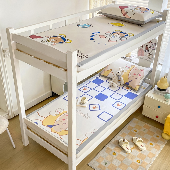 91家纺网 家纺一手货源 找家纺 耐思家纺 2025春夏新款A类冰丝印花凉席空调席学生系列 月亮熊