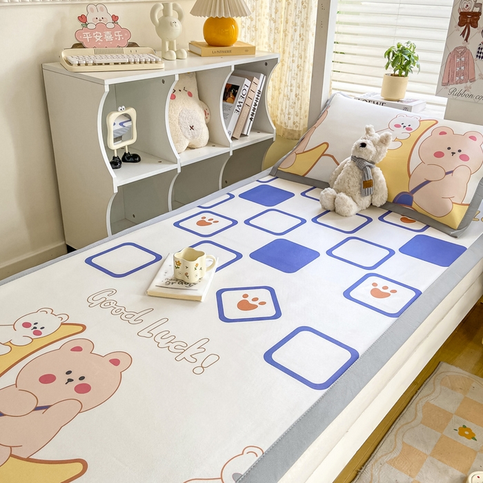 91家纺网 家纺一手货源 找家纺 耐思家纺 2025春夏新款A类冰丝印花凉席空调席学生系列 月亮熊