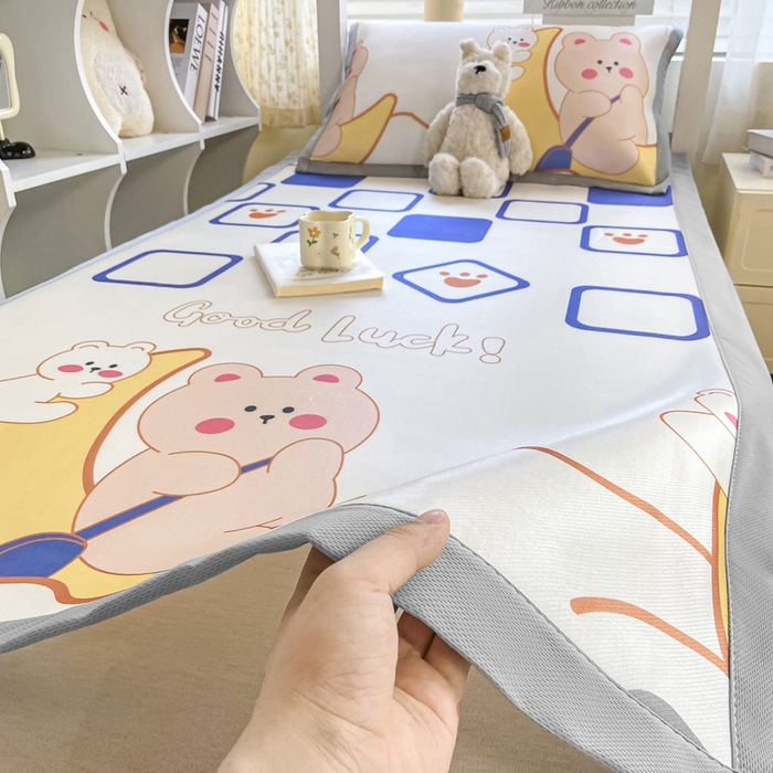 91家纺网 家纺一手货源 找家纺 耐思家纺 2025春夏新款A类冰丝印花凉席空调席学生系列 月亮熊