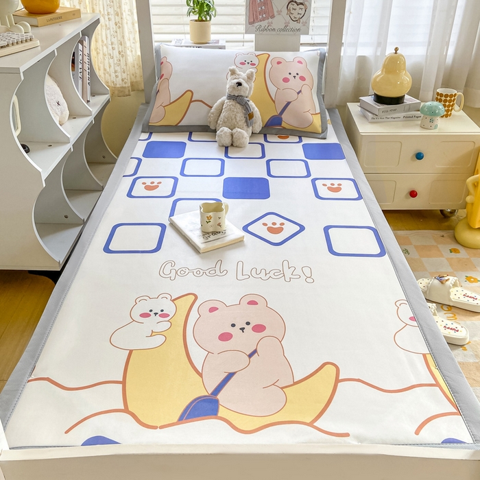 91家纺网 家纺一手货源 找家纺 耐思家纺 2025春夏新款A类冰丝印花凉席空调席学生系列 月亮熊