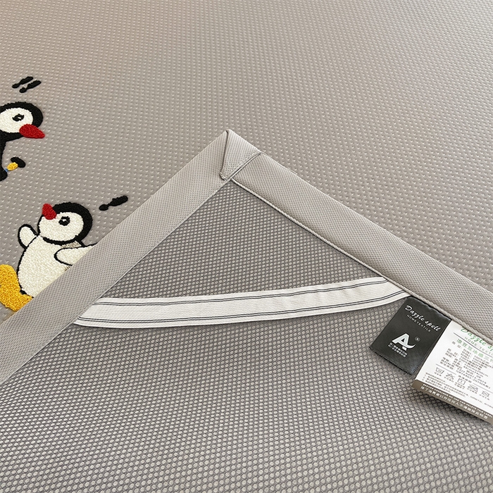 91家纺网 家纺一手货源 找家纺 炫拼2025新款A类满天星凉豆豆卡通毛巾绣大包边复合凉席  快乐旅行