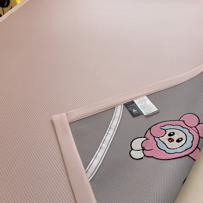 91家纺网 家纺一手货源 找家纺 炫拼2025新款A类满天星凉豆豆卡通毛巾绣大包边复合凉席  萌宠伙伴