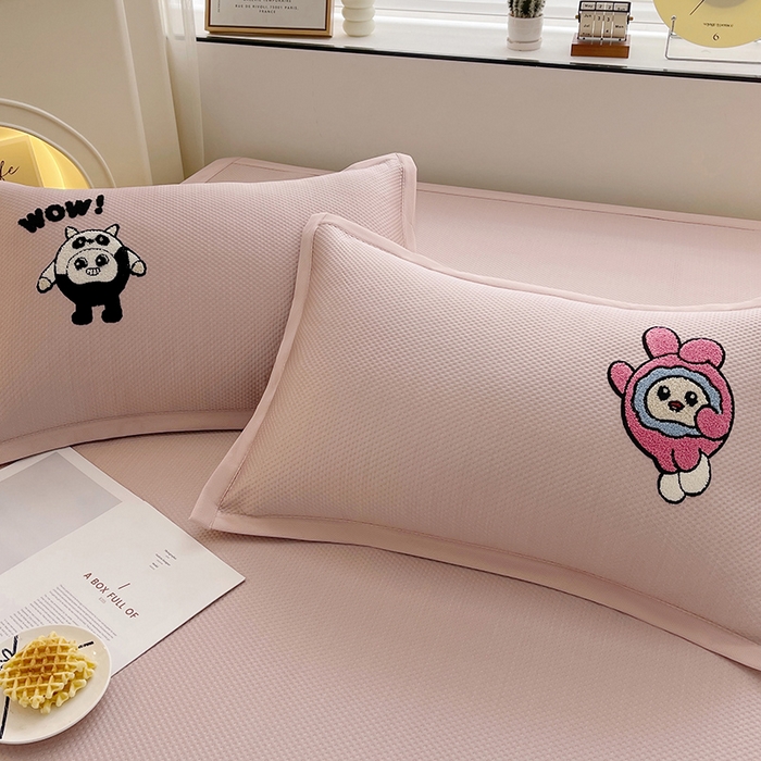 91家纺网 家纺一手货源 找家纺 炫拼2025新款A类满天星凉豆豆卡通毛巾绣大包边复合凉席  萌宠伙伴