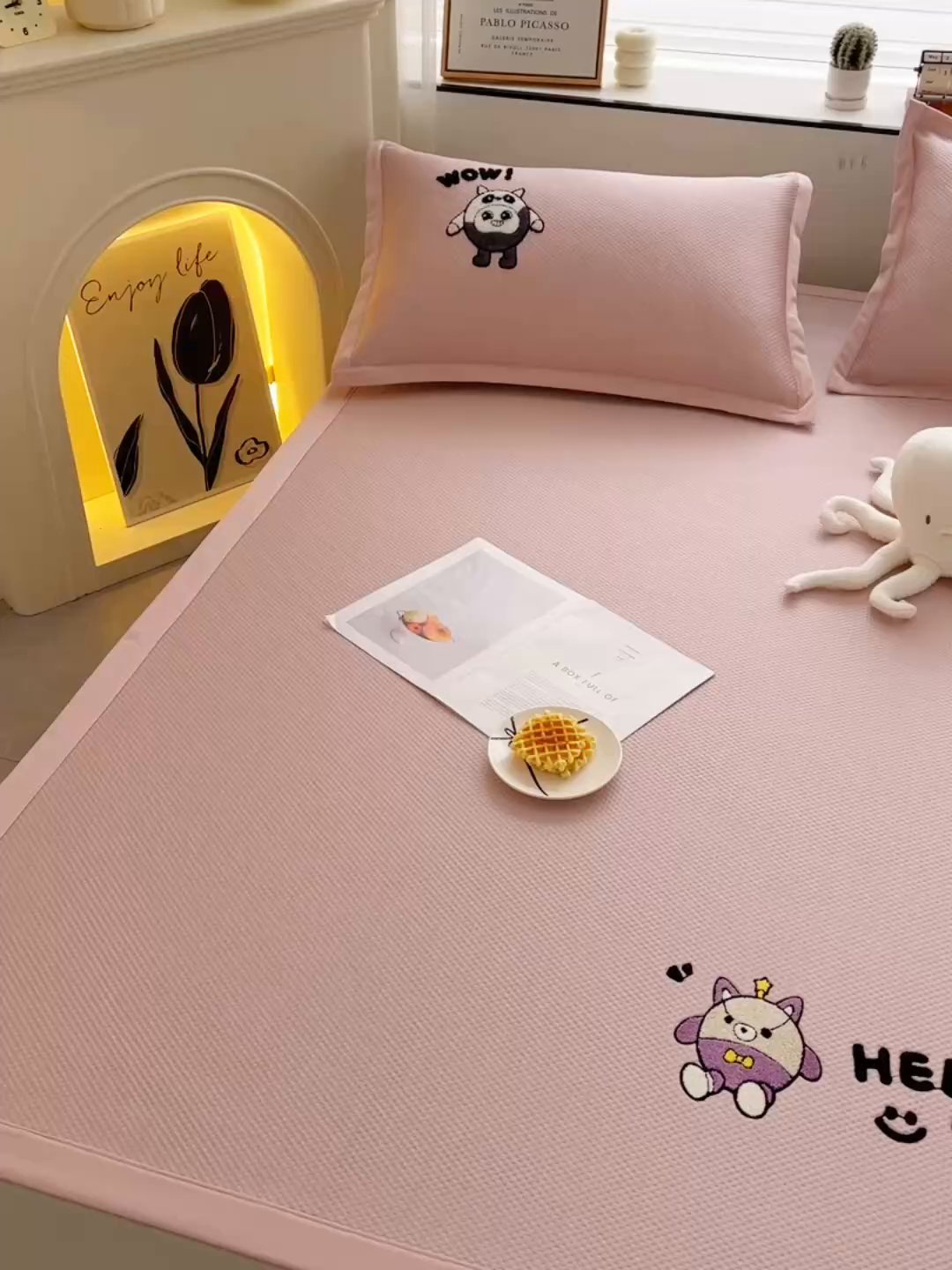 91家纺网 家纺一手货源 找家纺 炫拼2025新款A类满天星凉豆豆卡通毛巾绣大包边复合凉席  萌宠伙伴