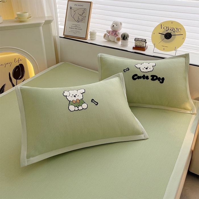 91家纺网 家纺一手货源 找家纺 炫拼2025新款A类满天星凉豆豆卡通毛巾绣大包边复合凉席  泡芙狗