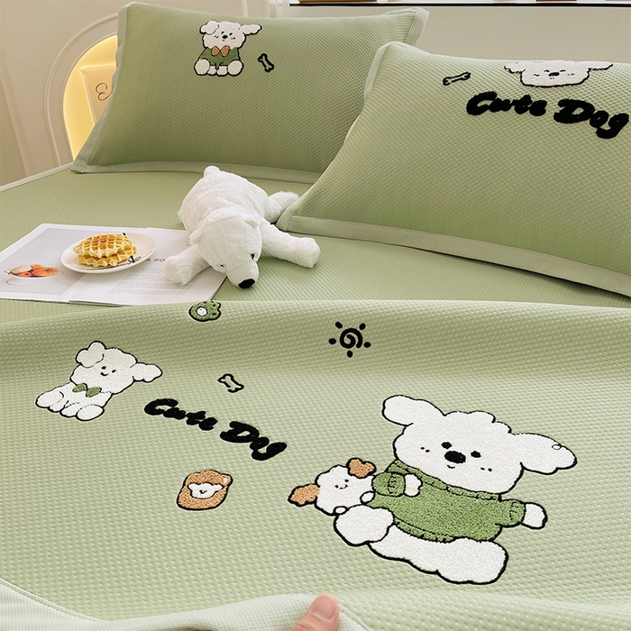 91家纺网 家纺一手货源 找家纺 炫拼2025新款A类满天星凉豆豆卡通毛巾绣大包边复合凉席  泡芙狗