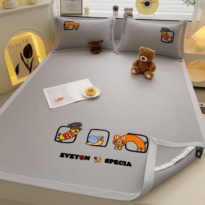 91家纺网 家纺一手货源 找家纺 炫拼2025新款A类满天星凉豆豆卡通毛巾绣大包边复合凉席  淘气汪汪-灰