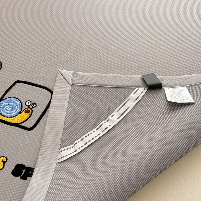 91家纺网 家纺一手货源 找家纺 炫拼2025新款A类满天星凉豆豆卡通毛巾绣大包边复合凉席  淘气汪汪-灰