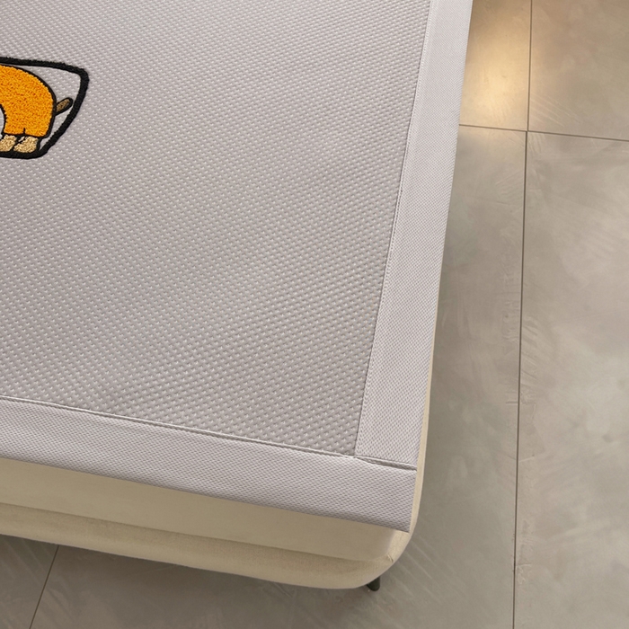 91家纺网 家纺一手货源 找家纺 炫拼2025新款A类满天星凉豆豆卡通毛巾绣大包边复合凉席  淘气汪汪-灰