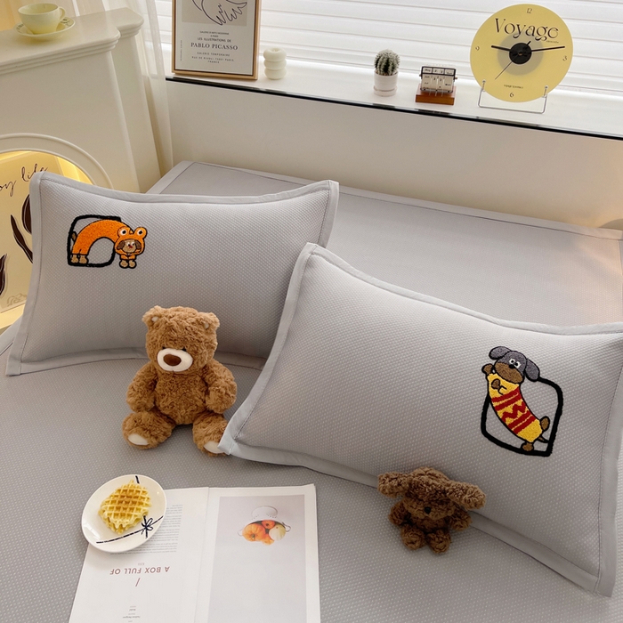 91家纺网 家纺一手货源 找家纺 炫拼2025新款A类满天星凉豆豆卡通毛巾绣大包边复合凉席  淘气汪汪-灰