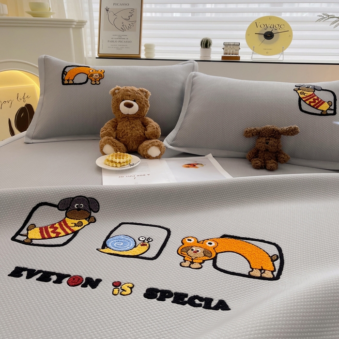 91家纺网 家纺一手货源 找家纺 炫拼2025新款A类满天星凉豆豆卡通毛巾绣大包边复合凉席  淘气汪汪-灰