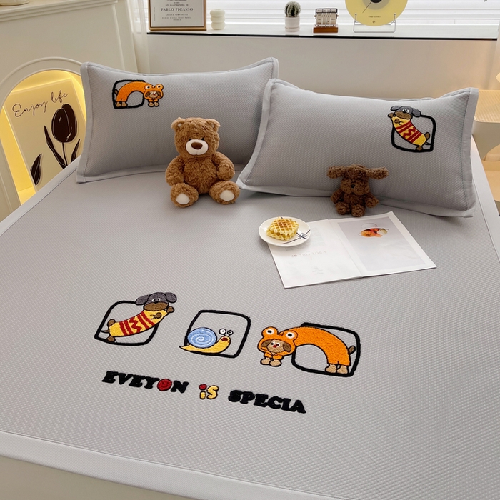 91家纺网 家纺一手货源 找家纺 炫拼2025新款A类满天星凉豆豆卡通毛巾绣大包边复合凉席  淘气汪汪-灰