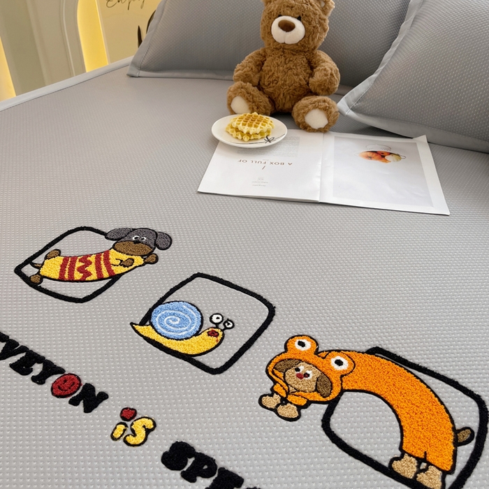 91家纺网 家纺一手货源 找家纺 炫拼2025新款A类满天星凉豆豆卡通毛巾绣大包边复合凉席  淘气汪汪-灰