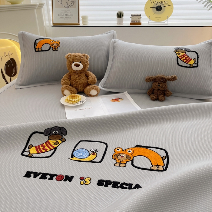 91家纺网 家纺一手货源 找家纺 炫拼2025新款A类满天星凉豆豆卡通毛巾绣大包边复合凉席  淘气汪汪-灰