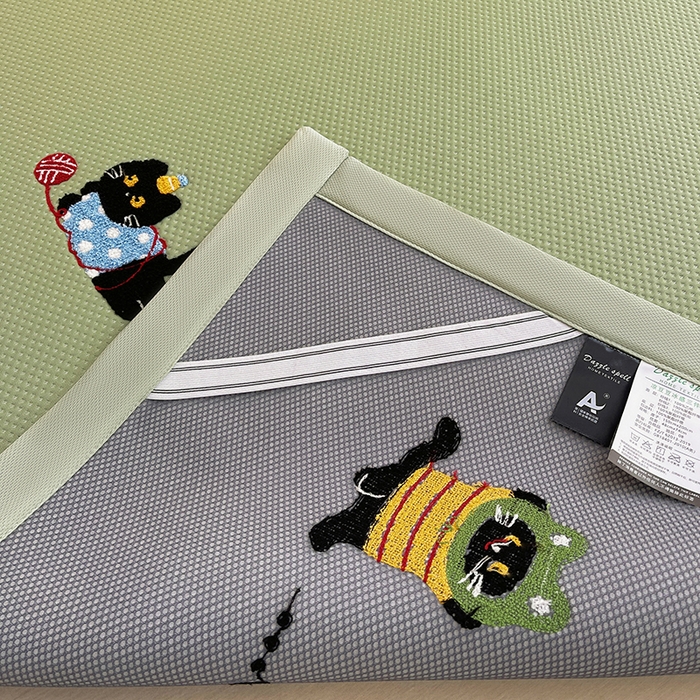 91家纺网 家纺一手货源 找家纺 炫拼2025新款A类满天星凉豆豆卡通毛巾绣大包边复合凉席  顽皮猫咪