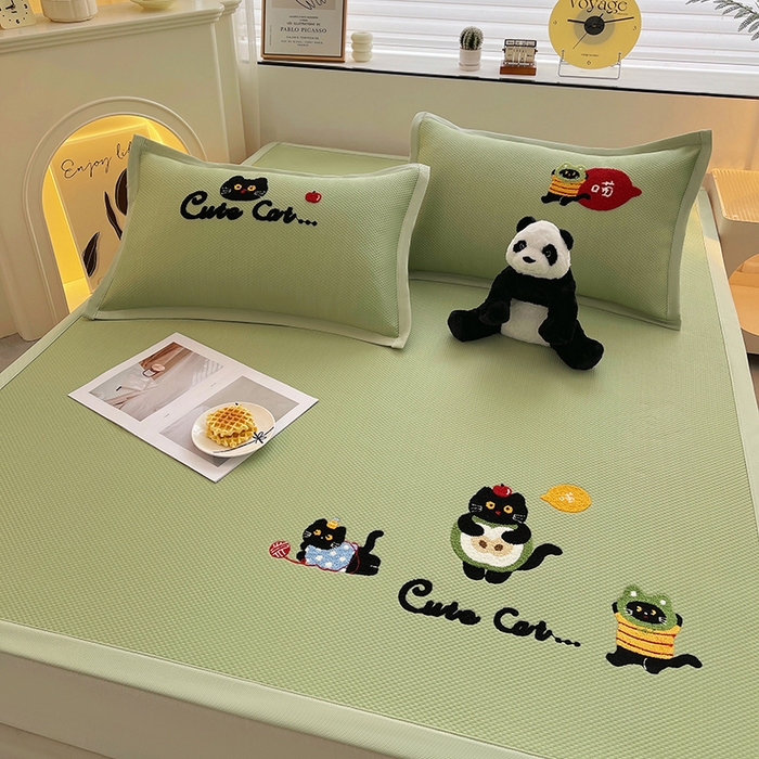 91家纺网 家纺一手货源 找家纺 炫拼2025新款A类满天星凉豆豆卡通毛巾绣大包边复合凉席  顽皮猫咪