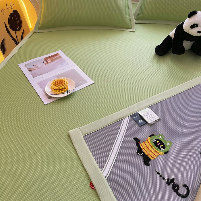 91家纺网 家纺一手货源 找家纺 炫拼2025新款A类满天星凉豆豆卡通毛巾绣大包边复合凉席  顽皮猫咪