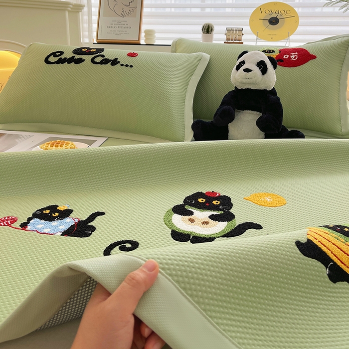 91家纺网 家纺一手货源 找家纺 炫拼2025新款A类满天星凉豆豆卡通毛巾绣大包边复合凉席  顽皮猫咪