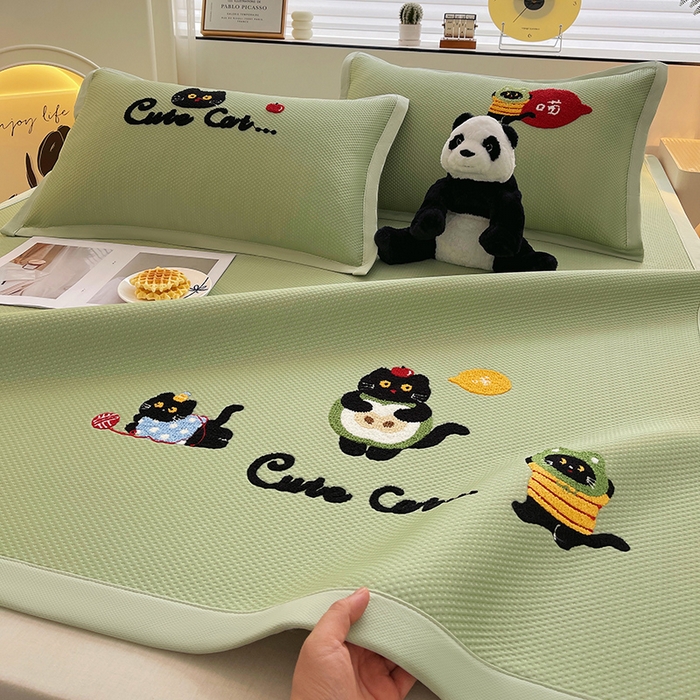 91家纺网 家纺一手货源 找家纺 炫拼2025新款A类满天星凉豆豆卡通毛巾绣大包边复合凉席  顽皮猫咪