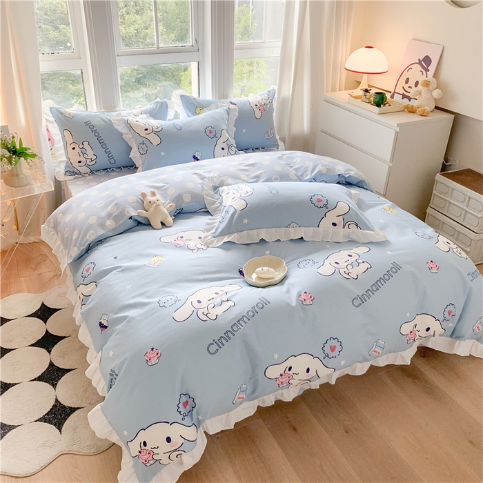 91家纺网 家纺一手货源 找家纺 玉元坊 2025年新款三丽鸥系列白花边被套纯棉全棉床裙三件套四件套-大耳狗系列 甜品玉桂狗【花边款】