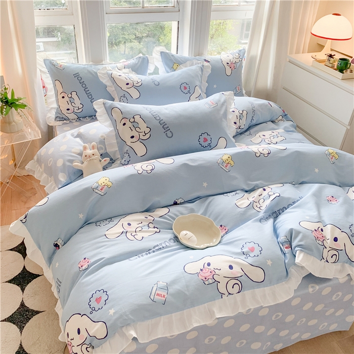 91家纺网 家纺一手货源 找家纺 玉元坊 2025年新款三丽鸥系列白花边被套纯棉全棉床裙三件套四件套-大耳狗系列 甜品玉桂狗【花边款】