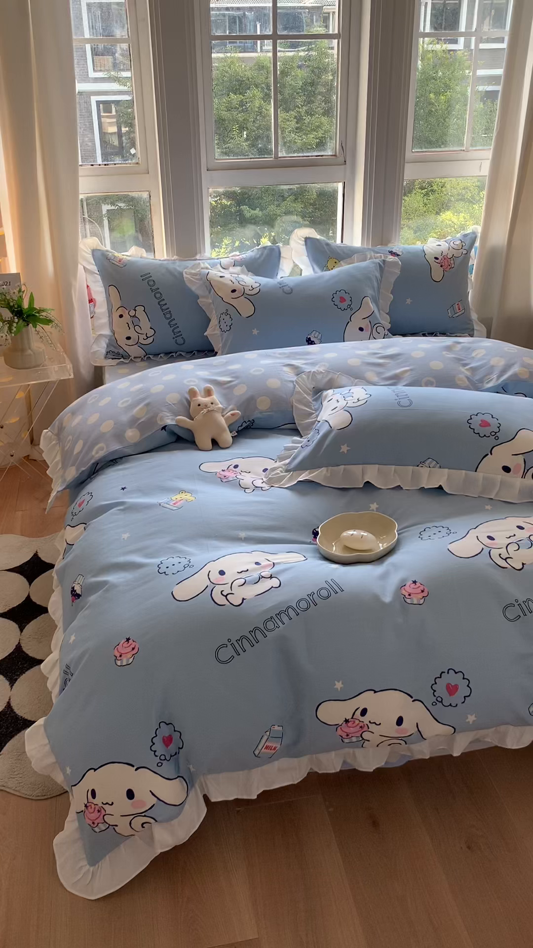 91家纺网 家纺一手货源 找家纺 玉元坊 2025年新款三丽鸥系列白花边被套纯棉全棉床裙三件套四件套-大耳狗系列 甜品玉桂狗【花边款】