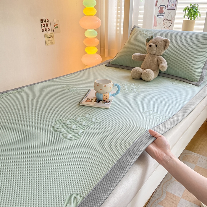 91家纺网 家纺一手货源 找家纺 （总）耐思2025a类冰豆豆提花凉席学生款潮牌熊系列