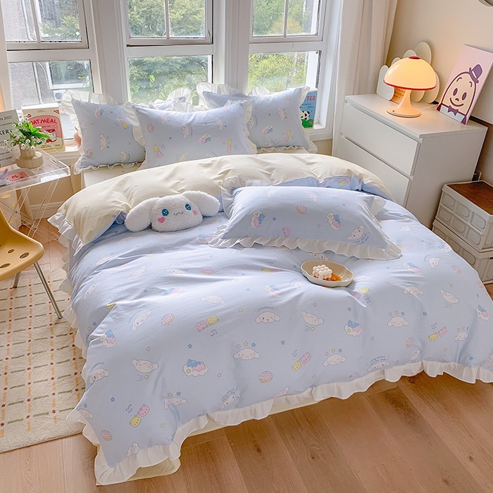 91家纺网 家纺一手货源 找家纺 玉元坊 2025年新款三丽鸥系列白花边被套纯棉全棉床裙三件套四件套-大耳狗系列 云朵大耳狗【花边款】