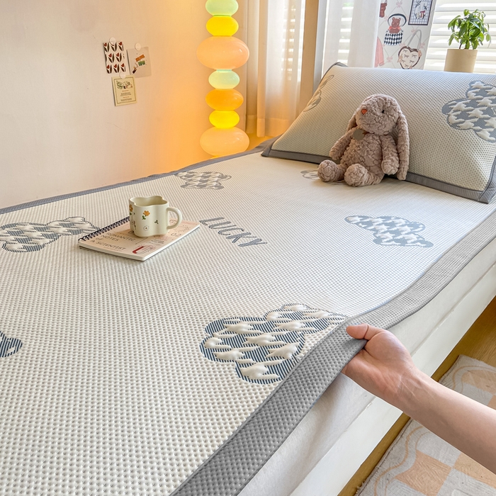 91家纺网 家纺一手货源 找家纺 （总）耐思2025a类冰豆豆提花凉席学生款潮牌熊系列