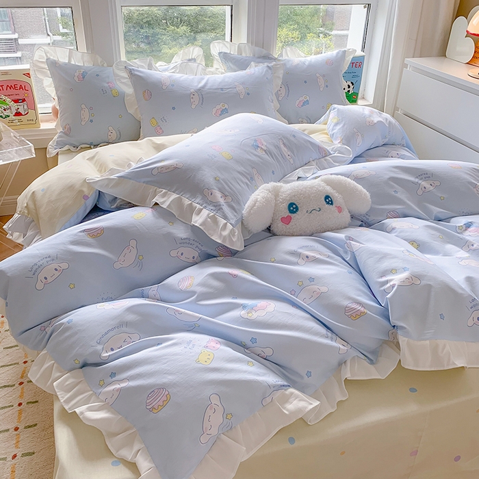 91家纺网 家纺一手货源 找家纺 玉元坊 2025年新款三丽鸥系列白花边被套纯棉全棉床裙三件套四件套-大耳狗系列 云朵大耳狗【花边款】