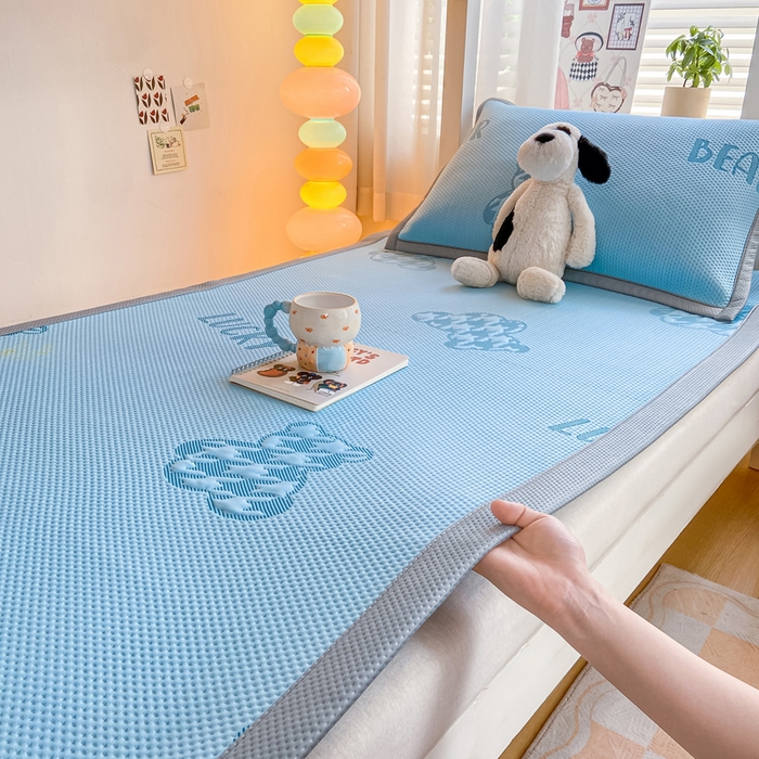 91家纺网 家纺一手货源 找家纺 （总）耐思2025a类冰豆豆提花凉席学生款潮牌熊系列