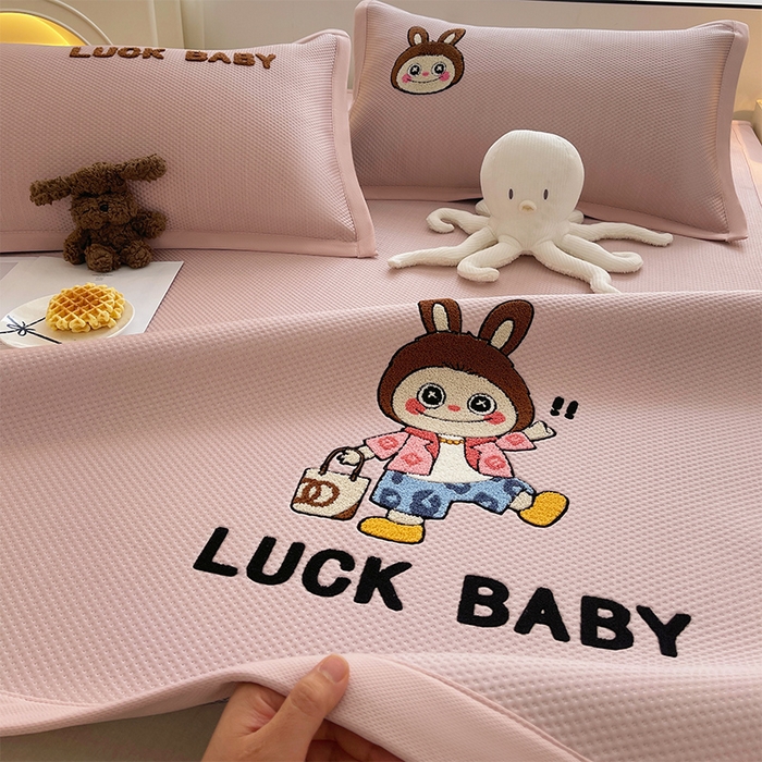 91家纺网 家纺一手货源 找家纺 炫拼2025新款A类满天星凉豆豆卡通毛巾绣大包边复合凉席  幸运布布-粉