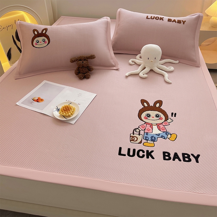 91家纺网 家纺一手货源 找家纺 炫拼2025新款A类满天星凉豆豆卡通毛巾绣大包边复合凉席  幸运布布-粉