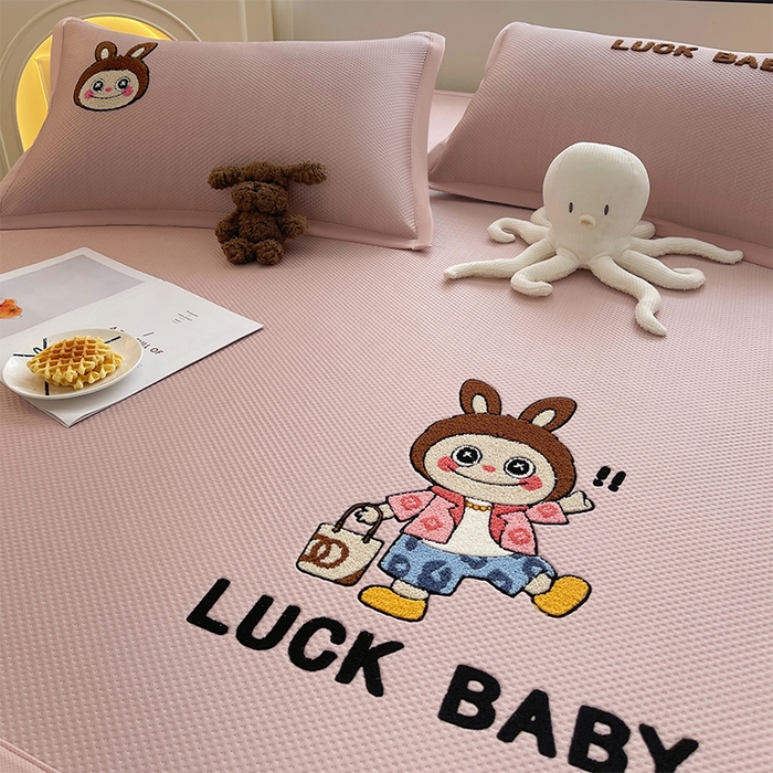 91家纺网 家纺一手货源 找家纺 炫拼2025新款A类满天星凉豆豆卡通毛巾绣大包边复合凉席  幸运布布-粉