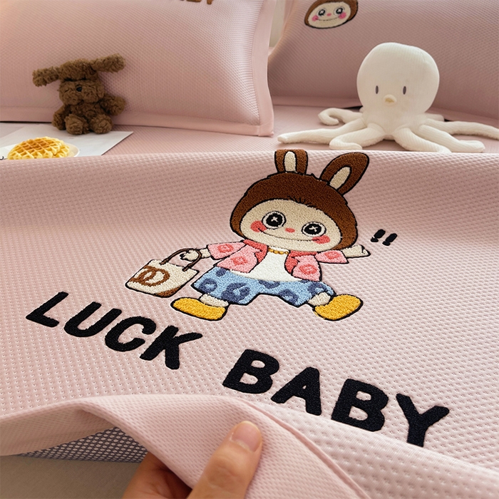 91家纺网 家纺一手货源 找家纺 炫拼2025新款A类满天星凉豆豆卡通毛巾绣大包边复合凉席  幸运布布-粉