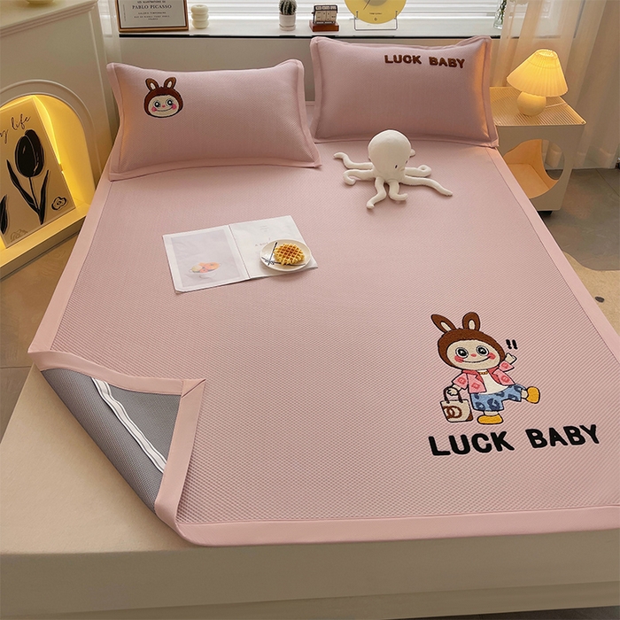 91家纺网 家纺一手货源 找家纺 炫拼2025新款A类满天星凉豆豆卡通毛巾绣大包边复合凉席  幸运布布-粉