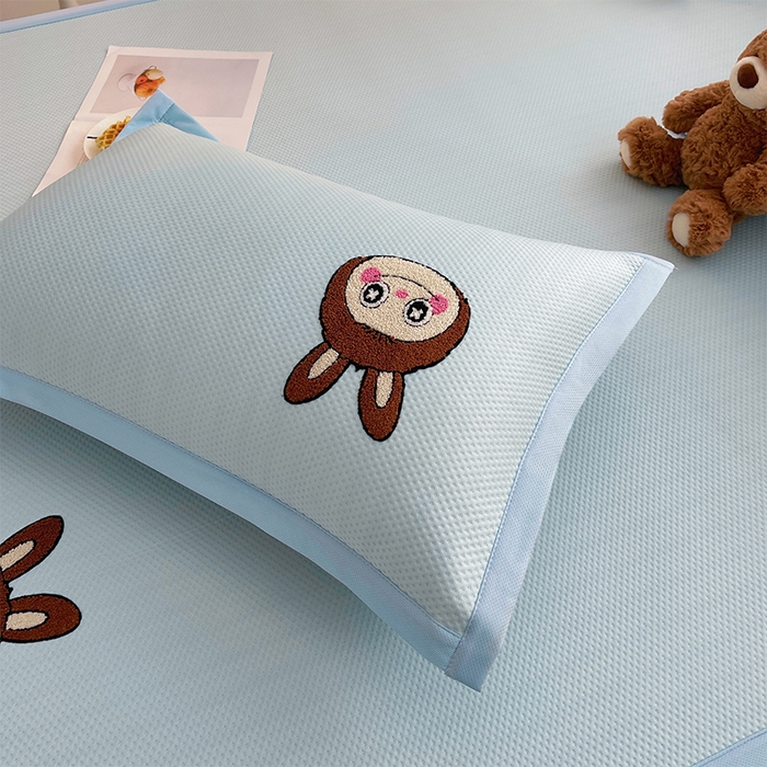 91家纺网 家纺一手货源 找家纺 炫拼2025新款A类满天星凉豆豆卡通毛巾绣大包边复合凉席  幸运布布-蓝