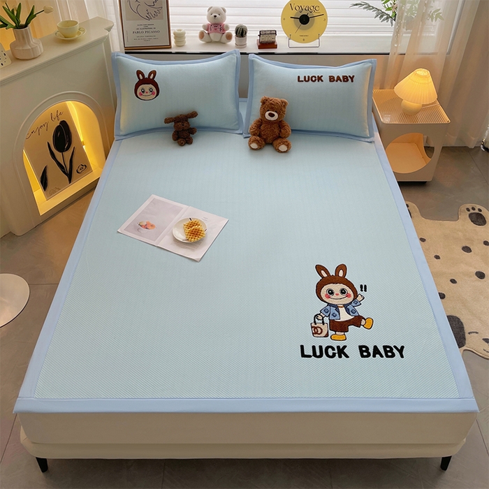 91家纺网 家纺一手货源 找家纺 炫拼2025新款A类满天星凉豆豆卡通毛巾绣大包边复合凉席  幸运布布-蓝