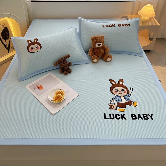 91家纺网 家纺一手货源 找家纺 炫拼2025新款A类满天星凉豆豆卡通毛巾绣大包边复合凉席  幸运布布-蓝