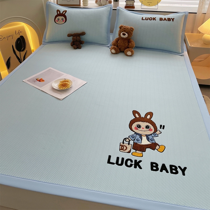 91家纺网 家纺一手货源 找家纺 炫拼2025新款A类满天星凉豆豆卡通毛巾绣大包边复合凉席  幸运布布-蓝