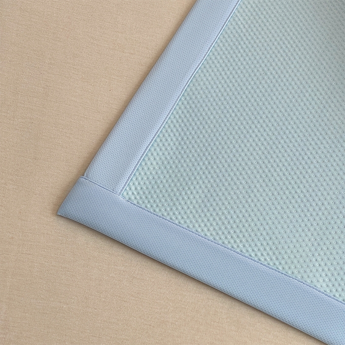 91家纺网 家纺一手货源 找家纺 炫拼2025新款A类满天星凉豆豆卡通毛巾绣大包边复合凉席  幸运布布-蓝